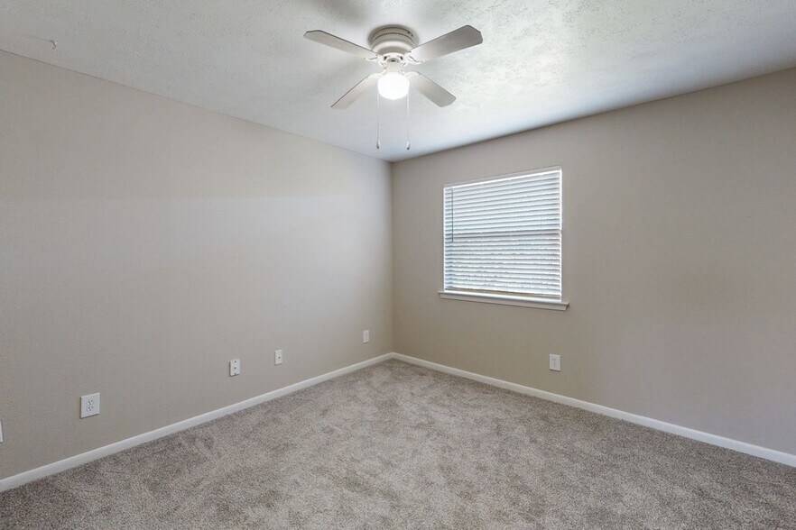 Building Photo - 1409 Airline Dr