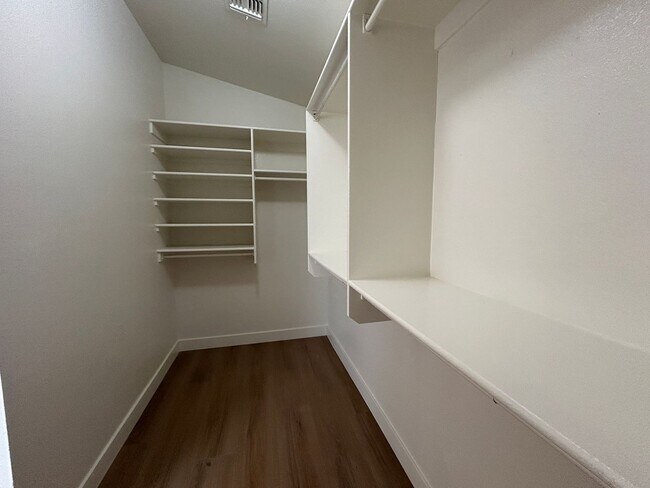 Building Photo - 434 E Chicory Pl