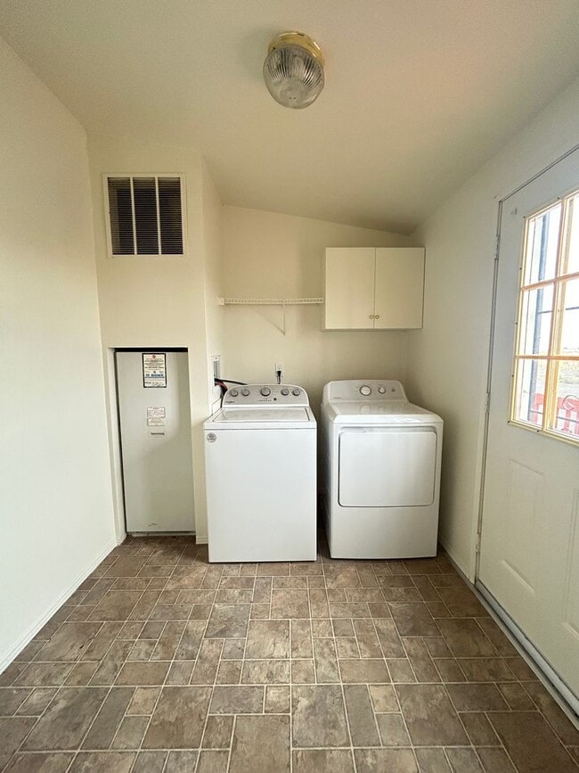Building Photo - Home with Shop