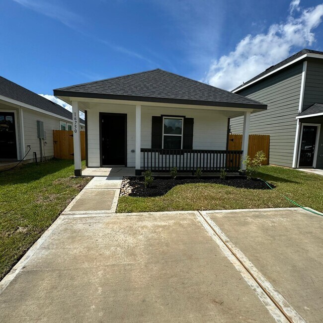 Building Photo - 16750 N Marie Vlg Dr