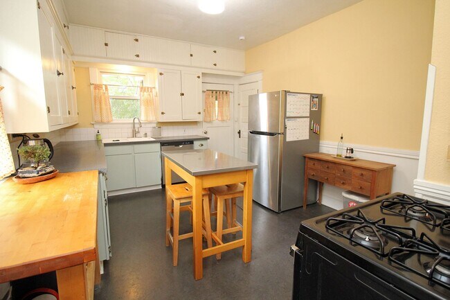 Building Photo - Delightful Remodeled Alberta Arts 3 Bed/2 ...