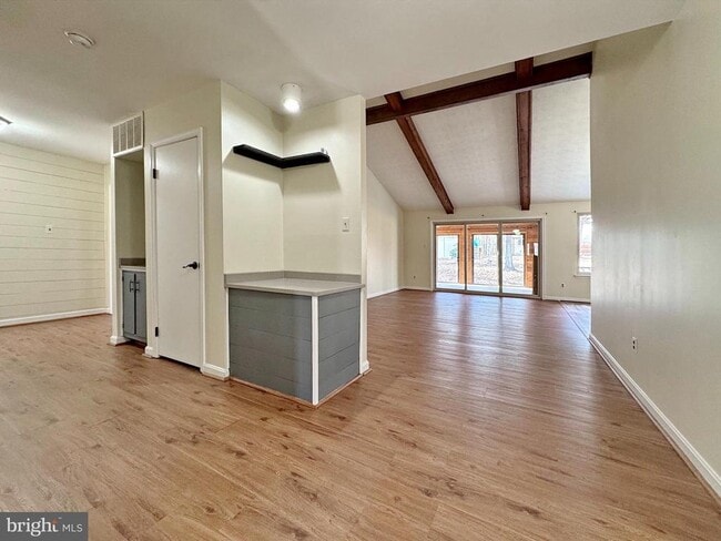 Building Photo - 401 Butternut Ct