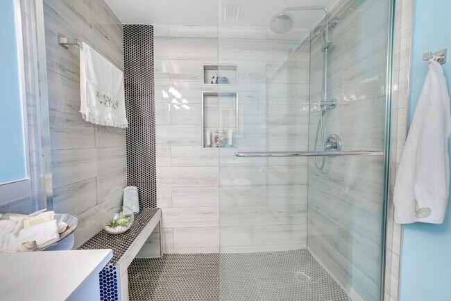 Building Photo - 610 Clematis St