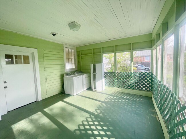 Building Photo - 828 N Jefferson St