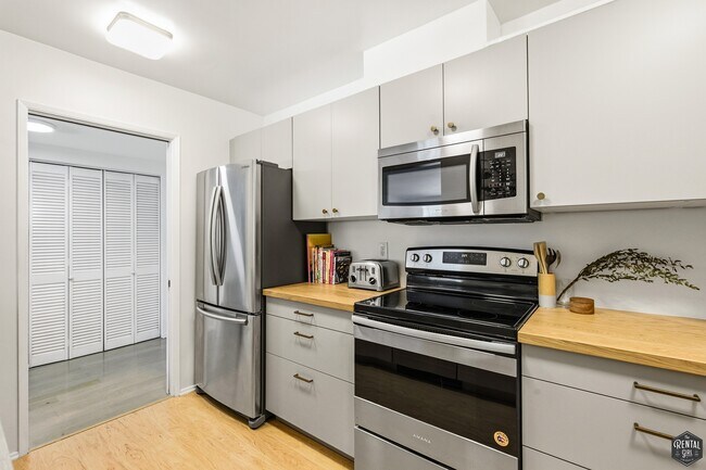 Building Photo - 5625 Green Valley Cir