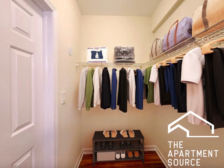 Building Photo - 928 W Dakin St