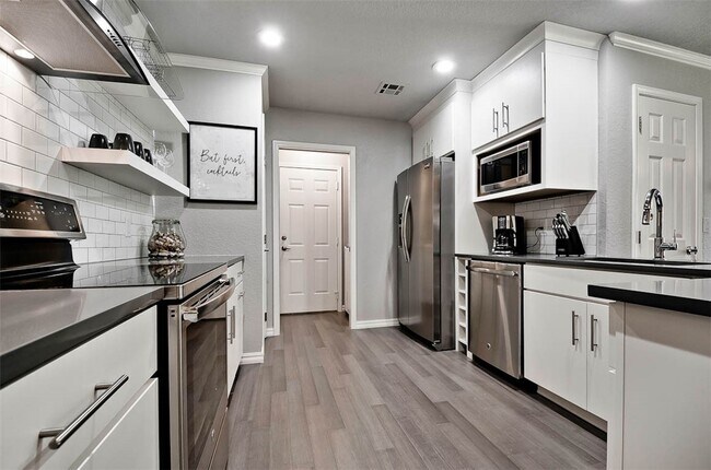 Building Photo - 7 S Prairie Dunes Dr