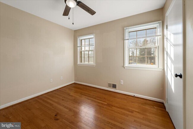 Building Photo - 641 W Country Club Dr