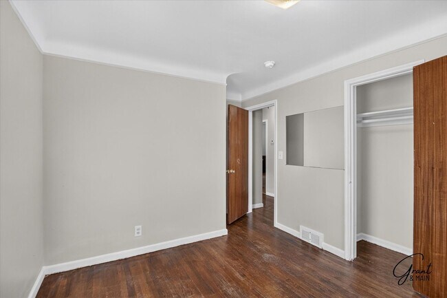 Building Photo - $1300 3 bedrooms