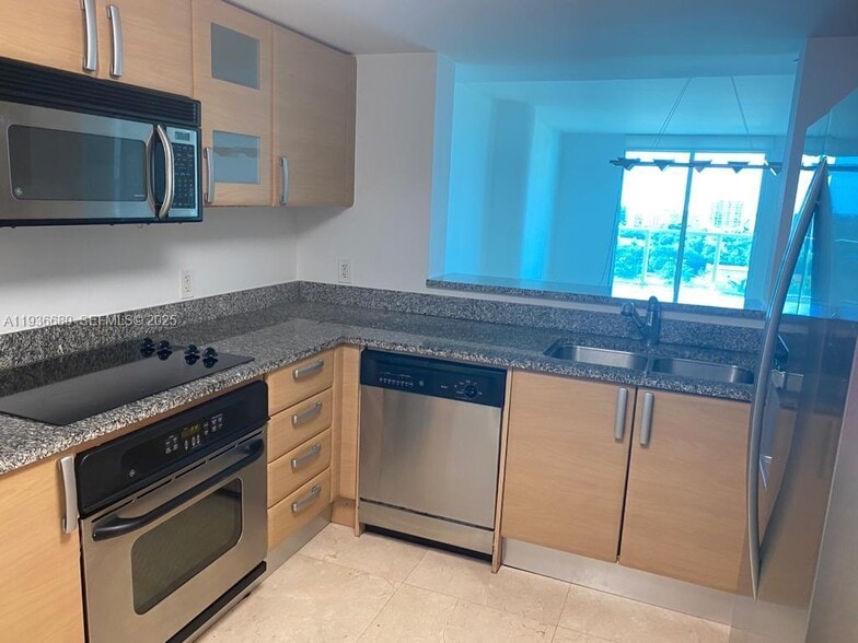 Building Photo - 2101 Brickell Ave