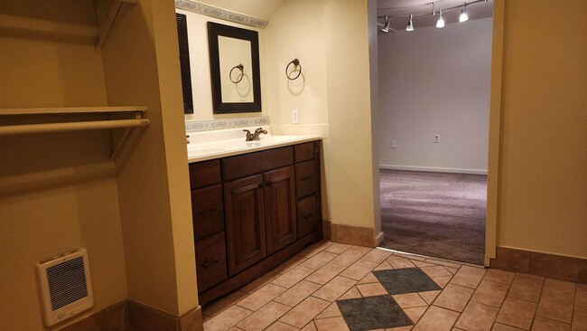 Building Photo - Steilacoom 4 Bedroom + Bonus Room!