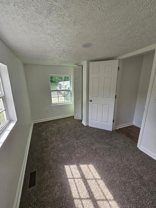 Building Photo - 182 Hughes St