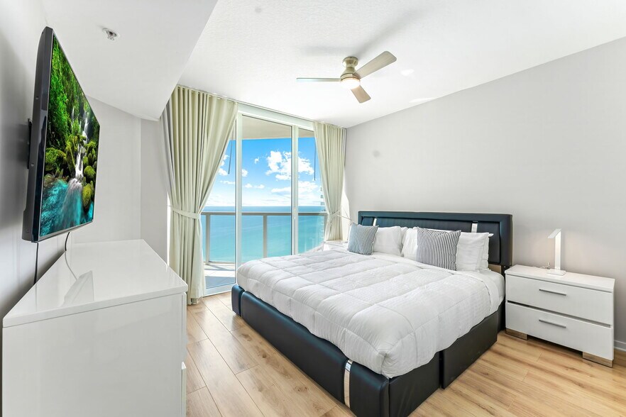 Building Photo - 16699 Collins Ave