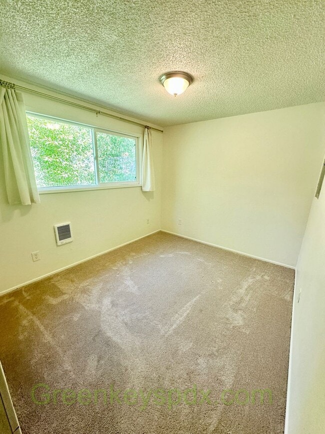 Building Photo - Awesome 2-Bedroom Condo Near Multnomah Vil...