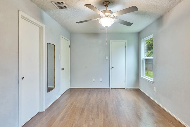 Building Photo - 9721 Holly Springs Dr