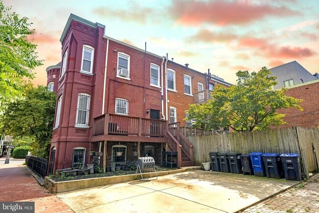 Building Photo - 320 6th St NE