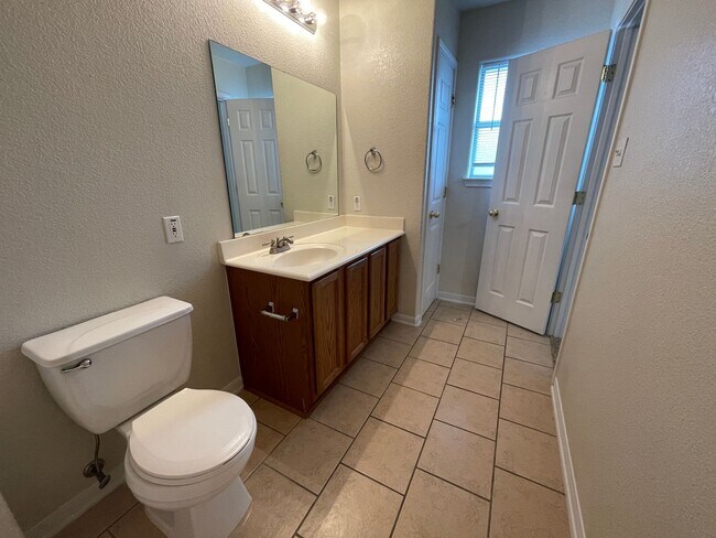 Building Photo - 1906 Charleston Ct