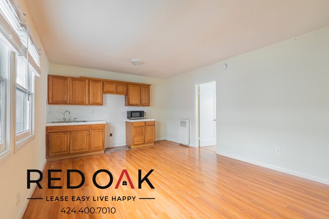 Building Photo - 615 1/2 N Rossmore Ave-209