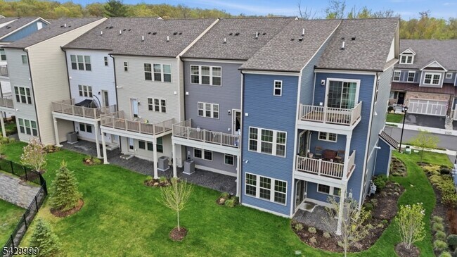 Building Photo - 19 Dahlia Dr