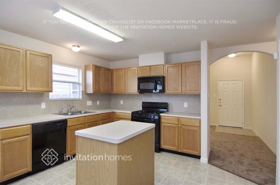 Building Photo - 915 Lancaster Lake Dr