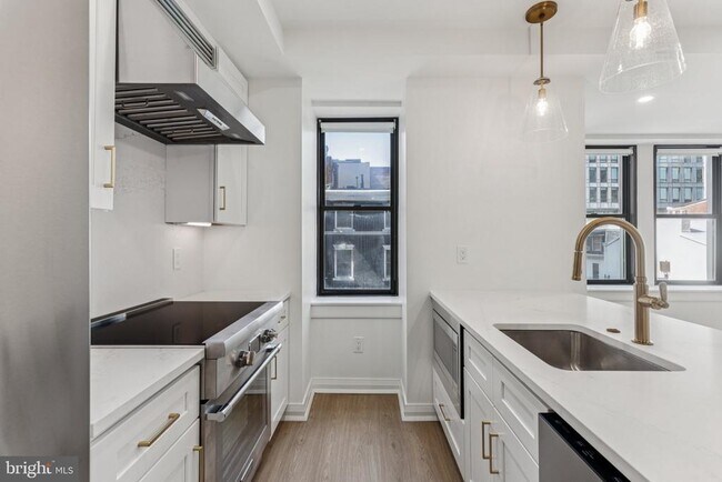 Building Photo - 135 S 19th St