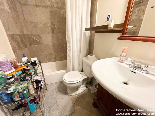 Building Photo - Five bed two bath near NEU...