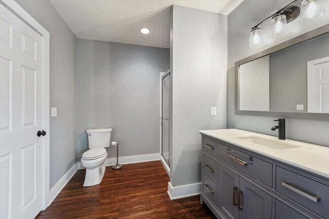 Large modern bathroom - 217 E State St