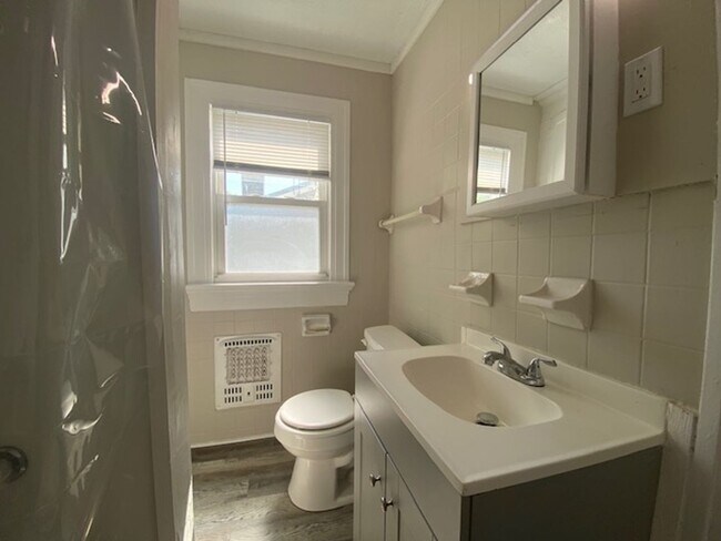 Building Photo - A charming three bedroom, one bathroom sin...