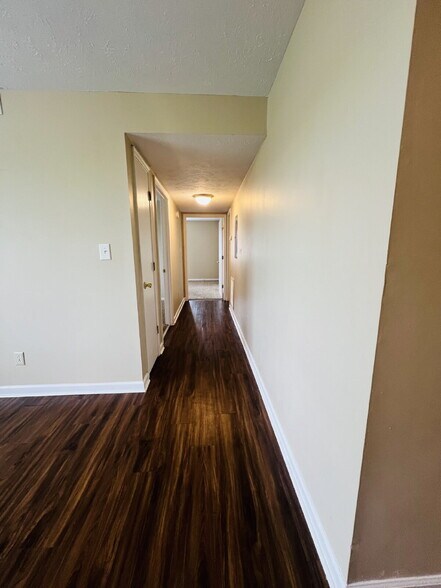 Building Photo - "Charming 2-Bedroom Gem in Clarksville – Cozy 965 Sq Ft Retreat!" 3854D Northeast Dr. Clarksville...