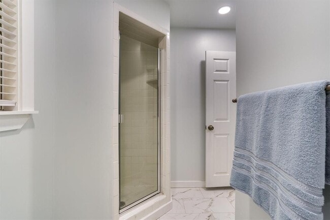 Building Photo - 1405 E Main St