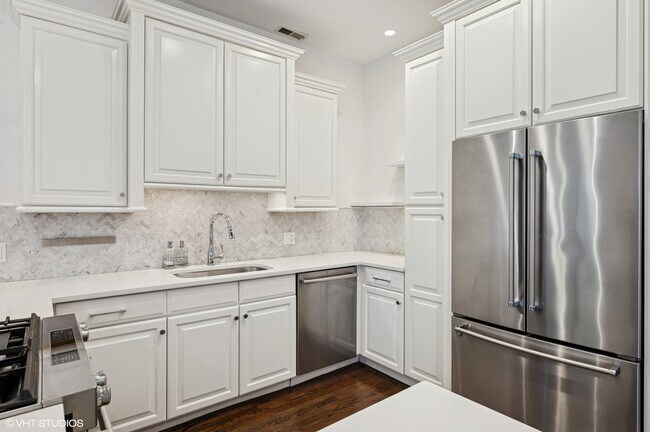 Building Photo - 636 W Schubert Ave