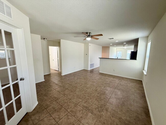 Building Photo - Beautiful 3 bedroom, 2.5 bathroom with an office in a prime New Braunfels location!