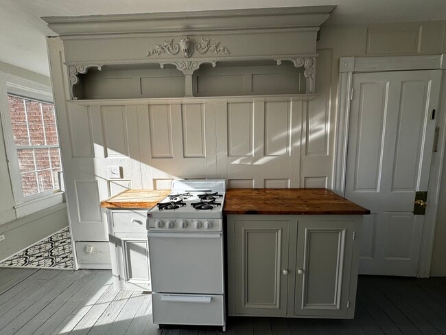 Building Photo - 808 Caroline St