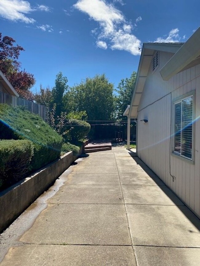 Building Photo - Lovely Home in E. Redding!!