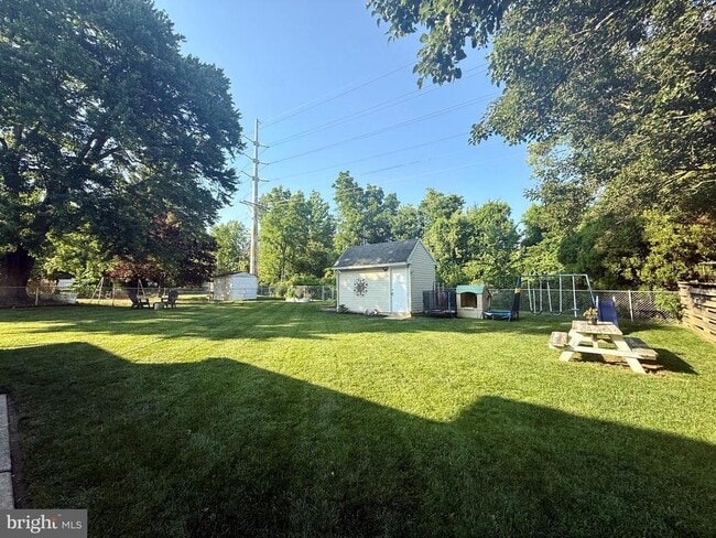 Building Photo - 1335 Greenleaf Rd