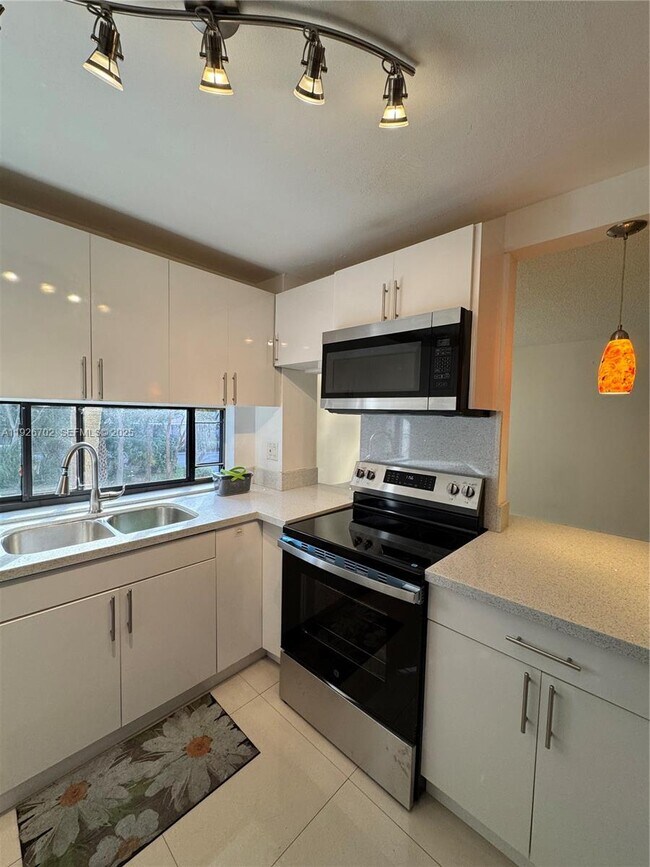 Building Photo - 17021 N Bay Rd