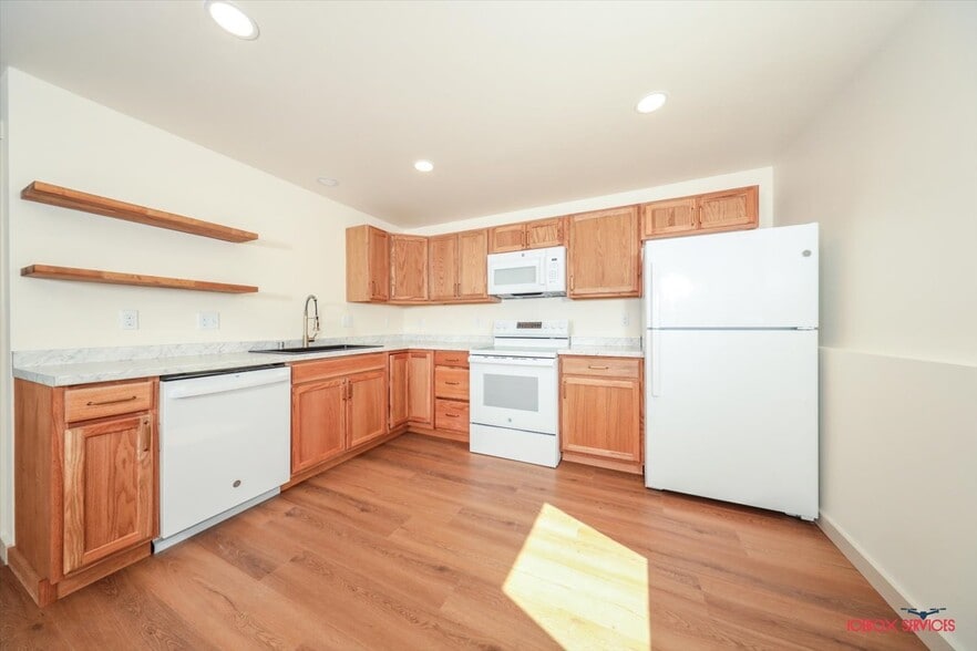 Building Photo - 13770 E Rose Garden Cir