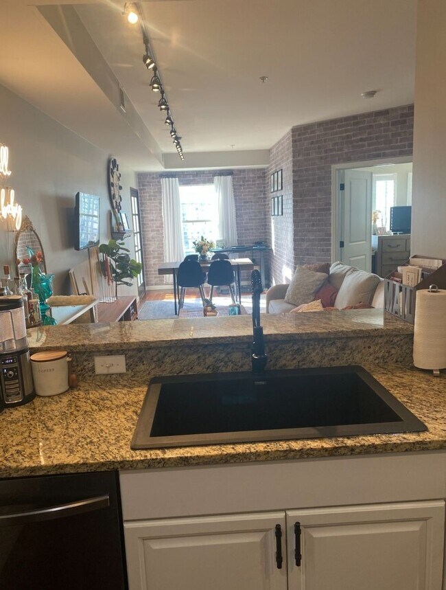 Building Photo - Charming 1BR Condo in Denver