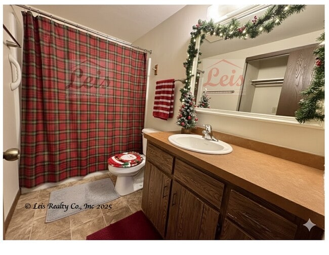 Building Photo - 1525 Saratoga Dr