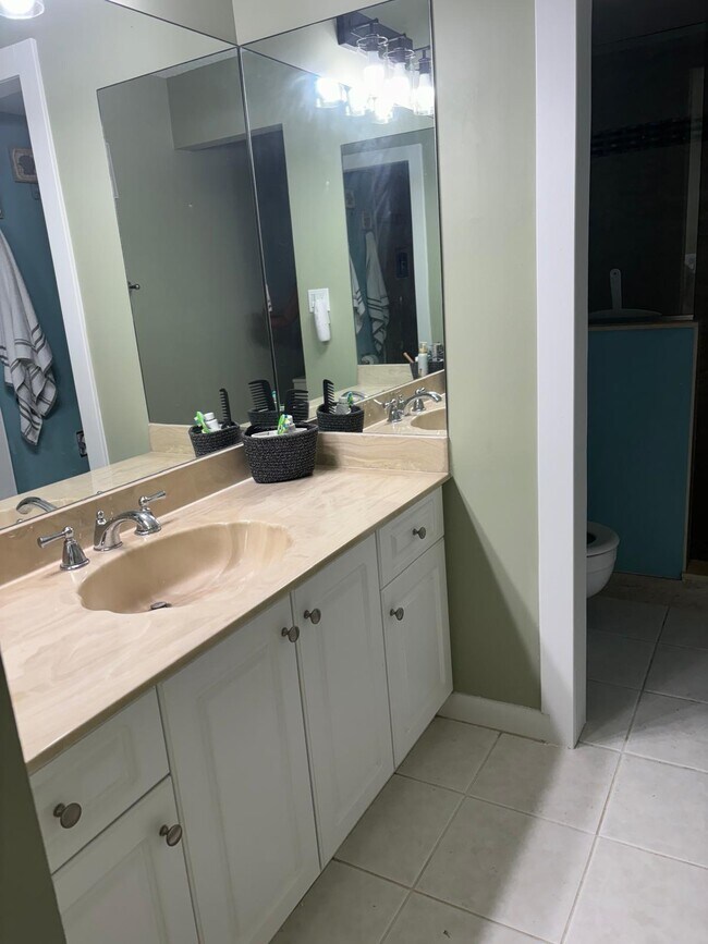 Building Photo - 9900 S Ocean Dr