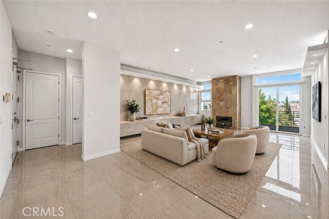 Building Photo - 401 N Serrano Ave