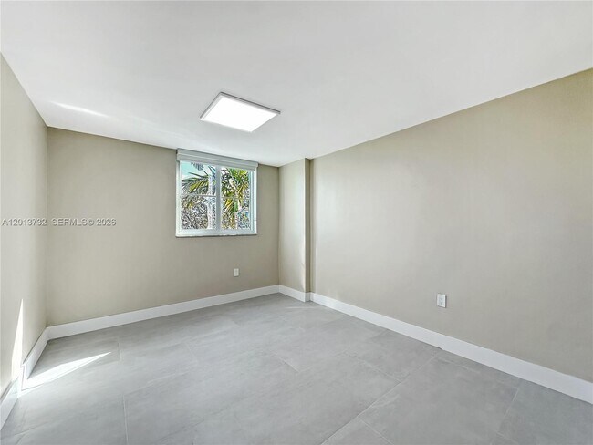 Building Photo - 1145 Normandy Dr