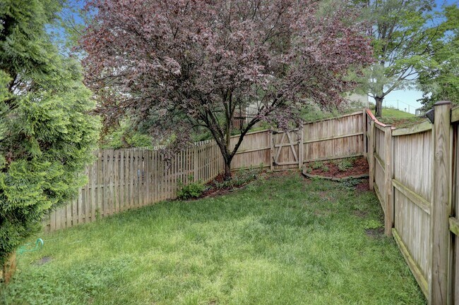 Building Photo - Charming 3-Bedroom Townhome for Rent in Ab...