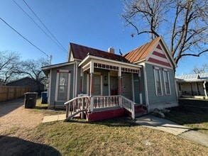Building Photo - 2 Week Free Move-In Special! Charming Renovated 1BR Near The Pearl & River Walk