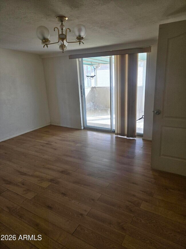 Building Photo - 302 3rd St