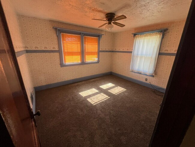 Building Photo - 354 E Indianola Ave