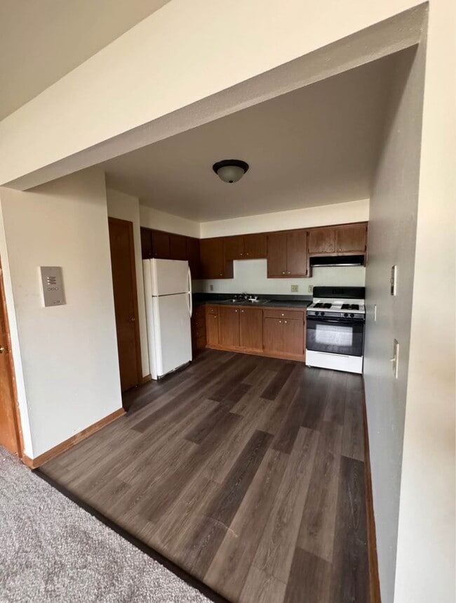 Building Photo - Large 2BR Upper with Heat - 84th and Howard