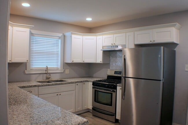 Building Photo - 8241 Glenview Dr