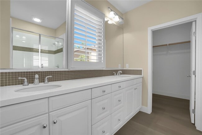 Building Photo - 64 Bianco
