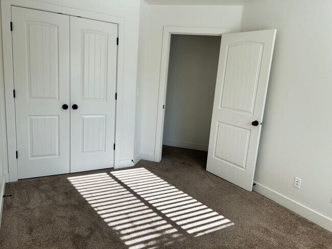 Building Photo - Dog Friendly 4 Bedroom Townhome. $200 First Full Month's Rent!
